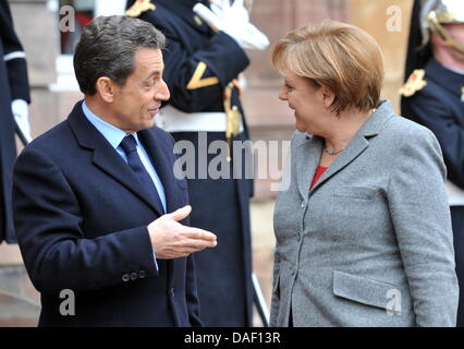 Le président français Nicolas Sarkozy (L) parle à la Chancelière allemande, Angela Merkel, à Strasbourg, France, 24 novembre 2011. Le président français Nicolas Sarkozy, la chancelière allemande Angela Merkel et le premier ministre Mario Monti rencontrez pour des entretiens sur la situation financière de la zone euro. Photo : ROLF HAID Banque D'Images