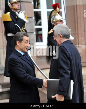 Le président français Nicolas Sarkozy (G) accueille le Premier ministre italien Mario Monti à Strasbourg, France, 24 novembre 2011. Le président français Nicolas Sarkozy, la chancelière allemande Angela Merkel et le premier ministre Mario Monti rencontrez pour des entretiens sur la situation financière de la zone euro. Photo : Rolf Haid Banque D'Images