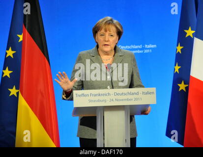 La chancelière allemande Angela Merkel s'est au cours d'une conférence de presse à Strasbourg, France, 24 novembre 2011. Le président français Nicolas Sarkozy, la chancelière allemande Angela Merkel et le premier ministre Mario Monti rencontrez pour des entretiens sur la situation financière de la zone euro. Photo : ROLF HAID Banque D'Images