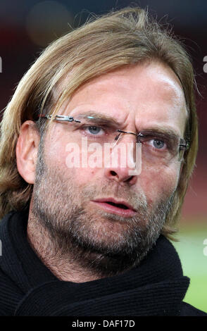 L'entraîneur de Dortmund JÜRGEN KLOPP réagit au cours de la Ligue des Champions de football match du groupe F entre Arsenal FC et le Borussia Dortmund à l'Emirates Stadium de Londres, Grande-Bretagne, le 23 novembre 2011. Photo : Friso Gentsch dpa Banque D'Images