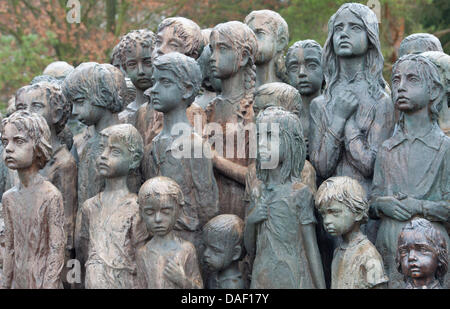 Le monument pour les enfants assassinés dans la région de Lidice Lidice, est vu en République tchèque, 24 novembre 2011. Le 10 juin 1942, le village a été complètement détruit en représailles pour l'assassinat de Reinhard Heydrich, chef de l'Office principal de la sécurité du Reich. 340 habitants sont morts dans l'action de représailles. Seehofer est en visite dans la capitale tchèque Prague et trois monuments à la victime Banque D'Images