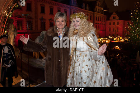 La Princesse Gloria de Thurn et Taxis (L) pose avec Julia Dorfner, habillé ina Le Christ enfant costume au cours de l'ouverture de la romantique Marché de Noël dans la cour intérieure du palais St Emmeram à Regensburg, Allemagne, 24 novembre 2011. Photo : Armin Weigel Banque D'Images