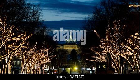 Les lumières de Noël brillent sur Unter den Linden en face de la porte de Brandebourg à Berlin, Allemagne, 25 novembre 2011. Plus de 270 arbres sont décorés avec 80 000 mètres de lumières et sont éclairées de la tombée de la nuit. Photo : SEBASTIAN KAHNERT Banque D'Images