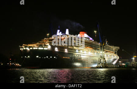 Le Queen Mary 2 docks à l'embarcadère de la cale sèche 'ELBE 17' au chantier naval Réparation Blohm  + Voss à Hambourg, Allemagne, le 26 novembre 2011. Au cours de l'escale de dix jours le bateau de croisière va recevoir des travaux d'entretien et de rénovation. Photo : Daniel Bockwoldt Banque D'Images