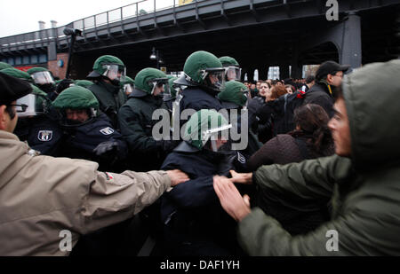 Les manifestants se heurtent à la police pendant une manifestation contre le fascisme et l'état de la police à Berlin, Allemagne, le 26 novembre 2011. Plusieurs centaines de personnes ont manifesté dans les rues et a critiqué le ne sait pas encore relation entre la protection de la constitution et les membres de l'Underground national-socialiste (NSU). Après une manifestation kurde a été arrêté le même jour, severa Banque D'Images