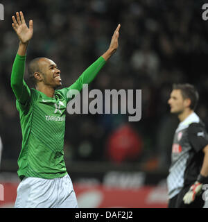 La Naldo fête son but de 2-0 au cours de la Bundesliga match de football entre le Werder Brême et le VfB Stuttgart au stade Weser à Brême, Allemagne, le 27 novembre 2011. Photo : CARMEN JASPERSEN ATTENTION : EMBARGO SUR LES CONDITIONS ! Le LDF permet la poursuite de l'utilisation des images dans l'IPTV, les services mobiles et autres technologies nouvelles qu'au plus tôt deux heures après th Banque D'Images