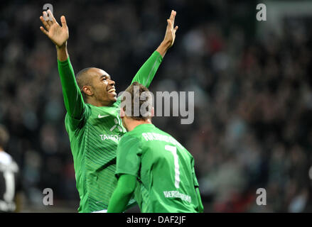 La Naldo fête son but de 2-0 avec Marco Arnautovic (R) au cours de la Bundesliga match de football entre le Werder Brême et le VfB Stuttgart au stade Weser à Brême, Allemagne, le 27 novembre 2011. Photo : CARMEN JASPERSEN ATTENTION : EMBARGO SUR LES CONDITIONS ! Le LDF permet la poursuite de l'utilisation des images dans l'IPTV, les services mobiles et autres technologies nouvelles seulement non earli Banque D'Images