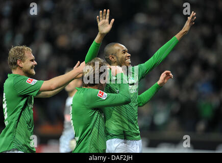 La Naldo fête son but de 2-0 avec Clemens Fritz et Andreas Wolf (L) au cours de la Bundesliga match de football entre le Werder Brême et le VfB Stuttgart au stade Weser à Brême, Allemagne, le 27 novembre 2011. Photo : CARMEN JASPERSEN ATTENTION : EMBARGO SUR LES CONDITIONS ! Le LDF permet la poursuite de l'utilisation des images dans l'IPTV, les services mobiles et autres technologies nouvelles Banque D'Images