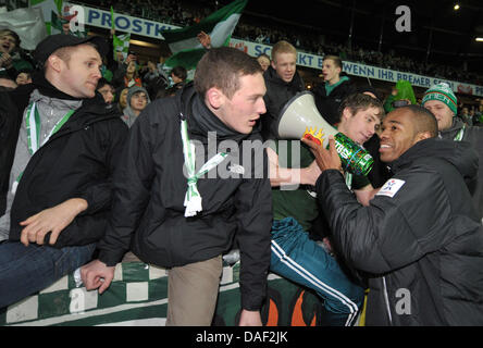 La Naldo (R) célèbre la victoire 2-0 avec les fans après le match de football Bundesliga allemande entre le Werder Brême et le VfB Stuttgart au stade Weser à Brême, Allemagne, le 27 novembre 2011. Photo : CARMEN JASPERSEN ATTENTION : EMBARGO SUR LES CONDITIONS ! Le LDF permet la poursuite de l'utilisation des images dans l'IPTV, les services mobiles et autres technologies nouvelles qu'au plus tôt en tha Banque D'Images