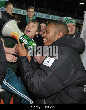 La Naldo (R) célèbre la victoire 2-0 avec les fans après le match de football Bundesliga allemande entre le Werder Brême et le VfB Stuttgart au stade Weser à Brême, Allemagne, le 27 novembre 2011. Photo : CARMEN JASPERSEN ATTENTION : EMBARGO SUR LES CONDITIONS ! Le LDF permet la poursuite de l'utilisation des images dans l'IPTV, les services mobiles et autres technologies nouvelles qu'au plus tôt en tha Banque D'Images