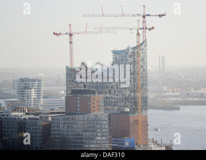 Le soleil brille sur le chantier de la Philharmonie de l'Elbe à Hambourg, Allemagne, 28 novembre 2011. Photo : Angelika Warmut Banque D'Images