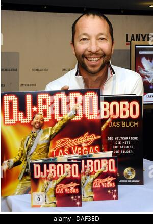 DJ BoBo (Peter René Baumann), Swiss pop musicien, chanteur, danseur, compositeur et producteur de musique, pose lors d'un date de la presse à l'occasion de sa 20e étape anniversaire et le début de son nouveau spectacle 'Dancing Las Vegas' à Cologne, Allemagne, 29 novembre 2011. Photo : Horst Galuschka Banque D'Images