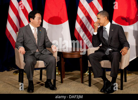 Le président des États-Unis Barack Obama (R) rencontre le Premier Ministre japonais Yoshihiko Noda à la coopération économique Asie-Pacifique (APEC) tenue à l'hôtel Hale Koa à Honolulu, Hawaï, le 12 novembre 2011. Photo : Kent Nishimura / Piscine via CNP Banque D'Images