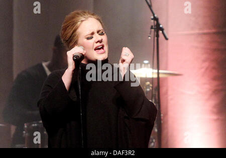 (Afp) - Un fichier photo en date du 26 mars 2011 montre la chanteuse britannique Adele chante à Hambourg, Allemagne. Adele a battu un record de téléchargement avec son premier album, '21'. L'album a été téléchargé légalement plus de 140 000 fois en Allemagne, selon l'entreprise de recherche de marché de contrôle des médias le 30 novembre 2011. Photo : Malte Chrétiens Banque D'Images