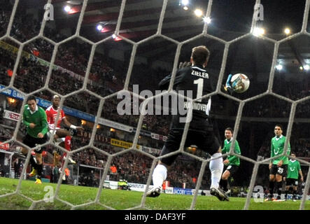 Mohammed Tchite de Liège (2 ème L) marque l'avance contre le gardien Ron-Robert Zieler de Hanovre lors de leur match du groupe B de la Ligue Europa Le Standard de Liège vs Hanovre 96 au stade Maurice Dufrasne à Liège, Belgique, 30.11.2011. Photo : Federico Gambarini dpa  + + +(c) afp - Bildfunk + + + Banque D'Images