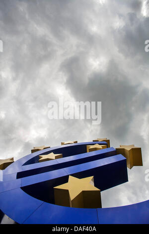 Fichier - une archive photo datée du 16 08 2011 montre les nuages sombres au-dessus de la sculpture en euro avant de la Banque centrale européenne (BCE) à Francfort en Allemagne. L'euro diminue sa valeur le 30 novembre 2011 à 1,33 dollar. Poto : Frank Rumpenhorst Banque D'Images