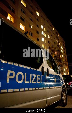 Une voiture de police se place en avant d'un bloc de construction de résidence à Walter-Friedrich-Street dans le quartier de Buch à Berlin, Allemagne, 30 novembre 2011. Selon la police, un nourrisson a été retrouvé mort dans une poubelle peut aujourd'hui. La mère de l'enfant a été placé en garde à vue. Photo : Sebastian Kahnert Banque D'Images