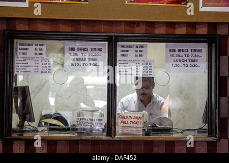 Le bureau de vente des billets egal Cinema Colaba Mumbai vieux célèbre quartier art déco Banque D'Images