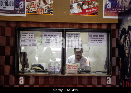 Le bureau de vente des billets egal Cinema Colaba Mumbai vieux célèbre quartier art déco Banque D'Images