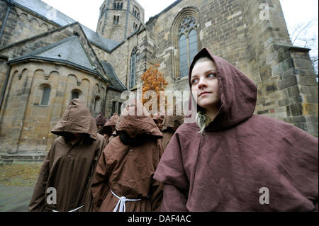 Christin Schneider comme "La Papesse Jeanne" et un certain nombre de moines posent devant le paramètre pour la comédie musicale "La Papesse Jeanne" (Die Paepstin) à la cathédrale de Saint-Boniface à Hamelin, Allemagne, 01 décembre 2011. À l'occasion du lancement du billet le 03 décembre 2011, Christin et les moines se balade dans le centre-ville de Hamelin. Celui qui reçoit ses premières taches des billets pour la premiere. L Banque D'Images