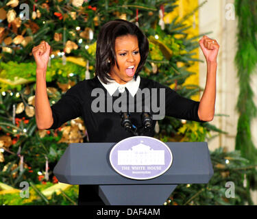 La Première Dame Michelle Obama fait lors de la première preview de la Maison Blanche 2011 décorations de Noël. Le thème de cette année est de cireur, donner, partager, célébrer les innombrables façons dont nous pouvons soulever ceux autour de nous, de mettre nos meilleurs auto avant dans l'esprit de la saison, passer du temps avec vos amis et votre famille, célébrer la joie de donner aux autres, et de partager nos bénédictions avec tous. T Banque D'Images