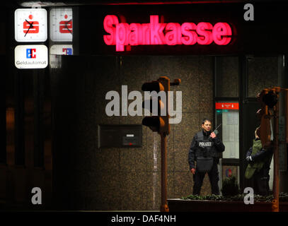 Nachts An Der Anlagestelle der Zwei stehen am Donnerstagabend (01.12.2011) vor einer Sparkassenfiliale à Solingen. Die Polizei konnte zwei Frauen aus einem verschlossenen befreien Tresorraum. Foto : Roland Weihrauch dpa/lnw Banque D'Images