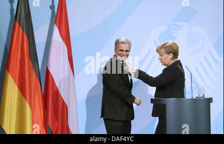 La chancelière allemande, Angela Merkel (CDU) et le Chancelier autrichien, Werner Faymann, tenir une conférence de presse à la Chancellerie fédérale à Berlin, Allemagne, 02 décembre 2011. Photo : WOLFGANG KUMM Banque D'Images