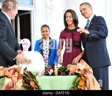 Le président des États-Unis Barack Obama, accompagné de ses filles Malia et Sasha, réhabilitations la dinde de Thanksgiving nationale, à la liberté, dans une cérémonie sur le portique nord de la Maison Blanche à Washington, D.C. le mercredi, Novembre 23, 2011. La liberté, un 19 semaines, 45 livres la Turquie va vivre sa vie à George Washington's Mount Vernon Estate and Gardens à Mount Vernon, Virgini Banque D'Images