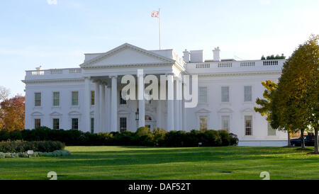 Vue extérieure de l'Amérique du portique de la Maison Blanche à Washington, le lundi 14 novembre 2011 à l'ensemble de la pelouse nord du trottoir sur Pennsylvania Avenue. Credit : Ron Sachs / CNP Banque D'Images