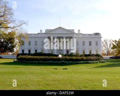 Vue extérieure de l'Amérique du portique de la Maison Blanche à Washington, le lundi 14 novembre 2011 à l'ensemble de la pelouse nord du trottoir sur Pennsylvania Avenue. Credit : Ron Sachs / CNP Banque D'Images