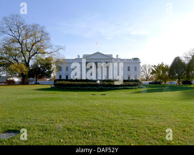 Vue extérieure de l'Amérique du portique de la Maison Blanche à Washington, le lundi 14 novembre 2011 à l'ensemble de la pelouse nord du trottoir sur Pennsylvania Avenue. Credit : Ron Sachs / CNP Banque D'Images