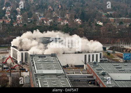 Le toit de la Deutschlandhalle est soufflé sur le parc des expositions de Berlin, Allemagne, 03 décembre 2011. À cinq minutes à 10 h le toit de 6000 m² a été présenté par des explosifs. La Deutschlandhalle a été ouvert un an avant les Jeux Olympiques de 1935 à Berlin et a offert 10 000 sièges. Un nouveau parc des expositions et des congrès est censé coûter 65 millions d'euros et est censé être Banque D'Images