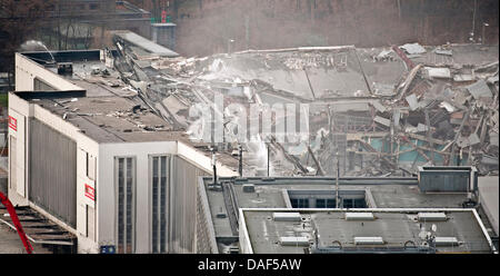 Le toit de la Deutschlandhalle est soufflé sur le parc des expositions de Berlin, Allemagne, 03 décembre 2011. À cinq minutes à 10 h le toit de 6000 m² a été présenté par des explosifs. La Deutschlandhalle a été ouvert un an avant les Jeux Olympiques de 1935 à Berlin et a offert 10 000 sièges. Un nouveau parc des expositions et des congrès est censé coûter 65 millions d'euros et est censé être Banque D'Images