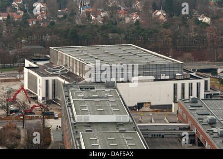 Le toit de la Deutschlandhalle est soufflé sur le parc des expositions de Berlin, Allemagne, 03 décembre 2011. À cinq minutes à 10 h le toit de 6000 m² a été présenté par des explosifs. La Deutschlandhalle a été ouvert un an avant les Jeux Olympiques de 1935 à Berlin et a offert 10 000 sièges. Un nouveau parc des expositions et des congrès est censé coûter 65 millions d'euros et est censé être Banque D'Images