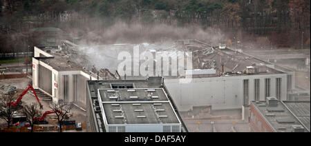 Le toit de la Deutschlandhalle est soufflé sur le parc des expositions de Berlin, Allemagne, 03 décembre 2011. À cinq minutes à 10 h le toit de 6000 m² a été présenté par des explosifs. La Deutschlandhalle a été ouvert un an avant les Jeux Olympiques de 1935 à Berlin et a offert 10 000 sièges. Un nouveau parc des expositions et des congrès est censé coûter 65 millions d'euros et est censé être Banque D'Images