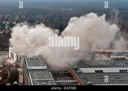 Le toit de la Deutschlandhalle est soufflé sur le parc des expositions de Berlin, Allemagne, 03 décembre 2011. À cinq minutes à 10 h le toit de 6000 m² a été présenté par des explosifs. La Deutschlandhalle a été ouvert un an avant les Jeux Olympiques de 1935 à Berlin et a offert 10 000 sièges. Un nouveau parc des expositions et des congrès est censé coûter 65 millions d'euros et est censé être Banque D'Images