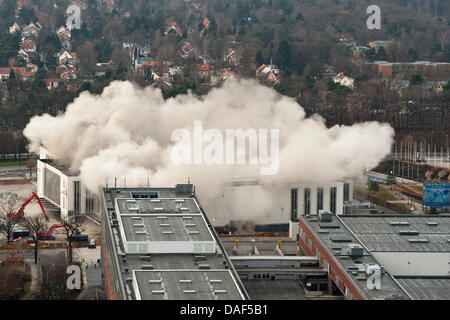 Le toit de la Deutschlandhalle est soufflé sur le parc des expositions de Berlin, Allemagne, 03 décembre 2011. À cinq minutes à 10 h le toit de 6000 m² a été présenté par des explosifs. La Deutschlandhalle a été ouvert un an avant les Jeux Olympiques de 1935 à Berlin et a offert 10 000 sièges. Un nouveau parc des expositions et des congrès est censé coûter 65 millions d'euros et est censé être Banque D'Images