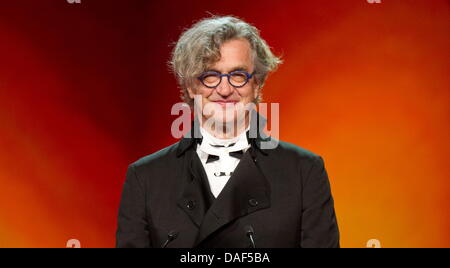Réalisateur Wim Wenders (laechelt am Samstag 03.12.11) à Berlin im Tempodrom bei der Verleihung des 24. Filmpreises Buehne Europaeischen auf der. Der 24. Prix du Cinéma Européen wird am Samstag à Berlin verliehen. Die Auszeichnung wird in 17 categories vergeben. (Zu dapd-texte) Banque D'Images