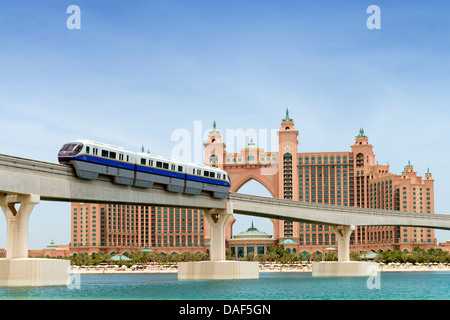 L'approche du train monorail Atlantis Palm hôtel de luxe sur l'île artificielle Palm Jumeirah à Dubai Emirats Arabes Unis Banque D'Images