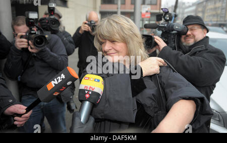 Le chroniqueur allemand Alice Schwarzer arrive à témoigner dans le procès sur la Télévision Suisse Joerg anchor météo Kachelmann pendant la poursuite à Mannheim, Allemagne, 09 février 2011. L'avocat de Kachelmann accuse Mariano Jesus Torres Calderon Schwarzer, qui relève de l'essai pour l'Allemand tabloïd à grand tirage 'Bild', pour un public "croisade" contre son client. Météorologue et présentatrice TV Kachelmann Banque D'Images