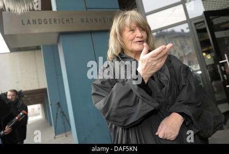 Le chroniqueur allemand Alice Schwarzer arrive à témoigner dans le procès sur la Télévision Suisse Joerg anchor météo Kachelmann pendant la poursuite à Mannheim, Allemagne, 09 février 2011. L'avocat de Kachelmann accuse Mariano Jesus Torres Calderon Schwarzer, qui relève de l'essai pour l'Allemand tabloïd à grand tirage 'Bild', pour un public "croisade" contre son client. Météorologue et présentatrice TV Kachelmann Banque D'Images