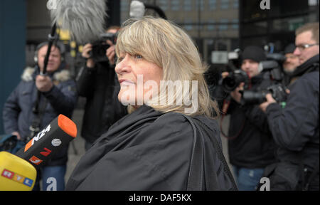 Le chroniqueur allemand Alice Schwarzer arrive à témoigner dans le procès sur la Télévision Suisse Joerg anchor météo Kachelmann pendant la poursuite à Mannheim, Allemagne, 09 février 2011. L'avocat de Kachelmann accuse Mariano Jesus Torres Calderon Schwarzer, qui relève de l'essai pour l'Allemand tabloïd à grand tirage 'Bild', pour un public "croisade" contre son client. Météorologue et présentatrice TV Kachelmann Banque D'Images