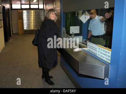 Le chroniqueur allemand Alice Schwarzer arrive à témoigner dans le procès sur la Télévision Suisse Joerg anchor météo Kachelmann pendant la poursuite à Mannheim, Allemagne, 09 février 2011. L'avocat de Kachelmann accuse Mariano Jesus Torres Calderon Schwarzer, qui relève de l'essai pour l'Allemand tabloïd à grand tirage 'Bild', pour un public "croisade" contre son client. Météorologue et présentatrice TV Kachelmann Banque D'Images