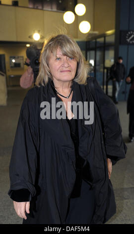 Le chroniqueur allemand Alice Schwarzer arrive à témoigner dans le procès sur la Télévision Suisse Joerg anchor météo Kachelmann pendant la poursuite à Mannheim, Allemagne, 09 février 2011. L'avocat de Kachelmann accuse Mariano Jesus Torres Calderon Schwarzer, qui relève de l'essai pour l'Allemand tabloïd à grand tirage 'Bild', pour un public "croisade" contre son client. Météorologue et présentatrice TV Kachelmann Banque D'Images