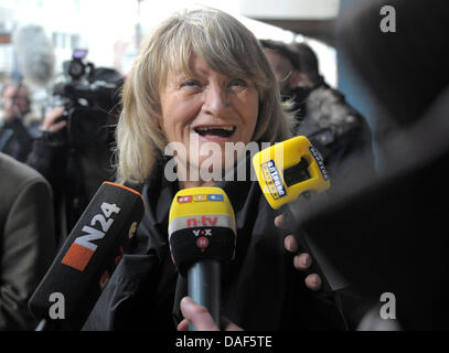 Le chroniqueur allemand Alice Schwarzer donne une interview après la prestation de preuve au procès de la télévision suisse Joerg anchor météo Kachelmann à Mannheim, Allemagne, 09 février 2011. L'avocat de Kachelmann accuse Mariano Jesus Torres Calderon Schwarzer, qui relève de l'essai pour l'Allemand tabloïd à grand tirage 'Bild', pour un public "croisade" contre son client. Météorologue et présentatrice TV Kachelmann est c Banque D'Images