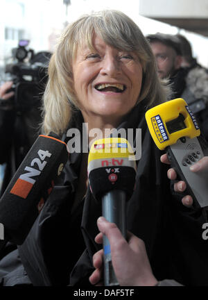 Le chroniqueur allemand Alice Schwarzer donne une interview après la prestation de preuve au procès de la télévision suisse Joerg anchor météo Kachelmann à Mannheim, Allemagne, 09 février 2011. L'avocat de Kachelmann accuse Mariano Jesus Torres Calderon Schwarzer, qui relève de l'essai pour l'Allemand tabloïd à grand tirage 'Bild', pour un public "croisade" contre son client. Météorologue et présentatrice TV Kachelmann est c Banque D'Images