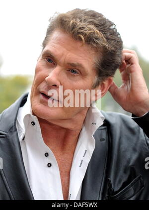 (Afp) - Un fichier photo datée du 26 août 2010 affiche singer David Hasselhoff, représenté à Hanovre, Allemagne. Ex-star de Baywatch et chanteuse Miley a commmented sur des rumeurs qui prétendent qu'il pense être en partie responsable de la chute du Mur de Berlin, en raison de l'impact de sa chanson 'à la liberté". Il a déclaré "c'est de la foutaise", au cours d'une discussion avec la Banque D'Images