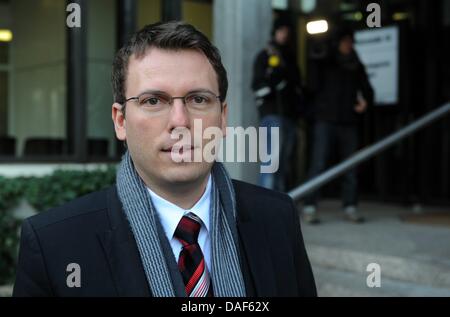 Jens Rabe, représentant de l'accessoire des poursuites contre le père de l'attaquant frénétique à Winnenden, parle aux journalistes à la cour de district de Stuttgart, Allemagne, 10 février 2011. Le père de l'auteur à Winnenden n'est pas emprisonné : l'homme de 52 ans a été condamné à une peine de un an et neuf mois de prison avec sursis. Photo : Marijan Murat Banque D'Images