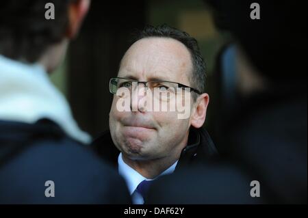 Porte-parole de la coalition killing spree Winnenden Hardy Schober, devant le tribunal de district de Stuttgart, Allemagne, 10 février 2011. Le père de l'auteur à Winnenden n'est pas emprisonné : l'homme de 52 ans a été condamné à une peine de un an et neuf mois de prison avec sursis. Photo : Marijan Murat Banque D'Images