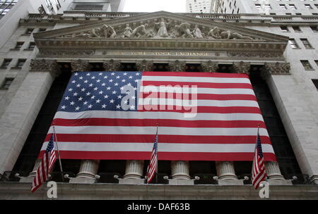 (Afp) - une photo datée du 13 mai 2008 présente une vue de la Bourse de New York à Wall Street, le quartier financier de Manhattan, USA. La Deutsche Boerse et la bourse de New York sont en pourparlers de fusion avancée. Un accord n'a pas encore été atteint. Photo : Kay Nietfeld Banque D'Images